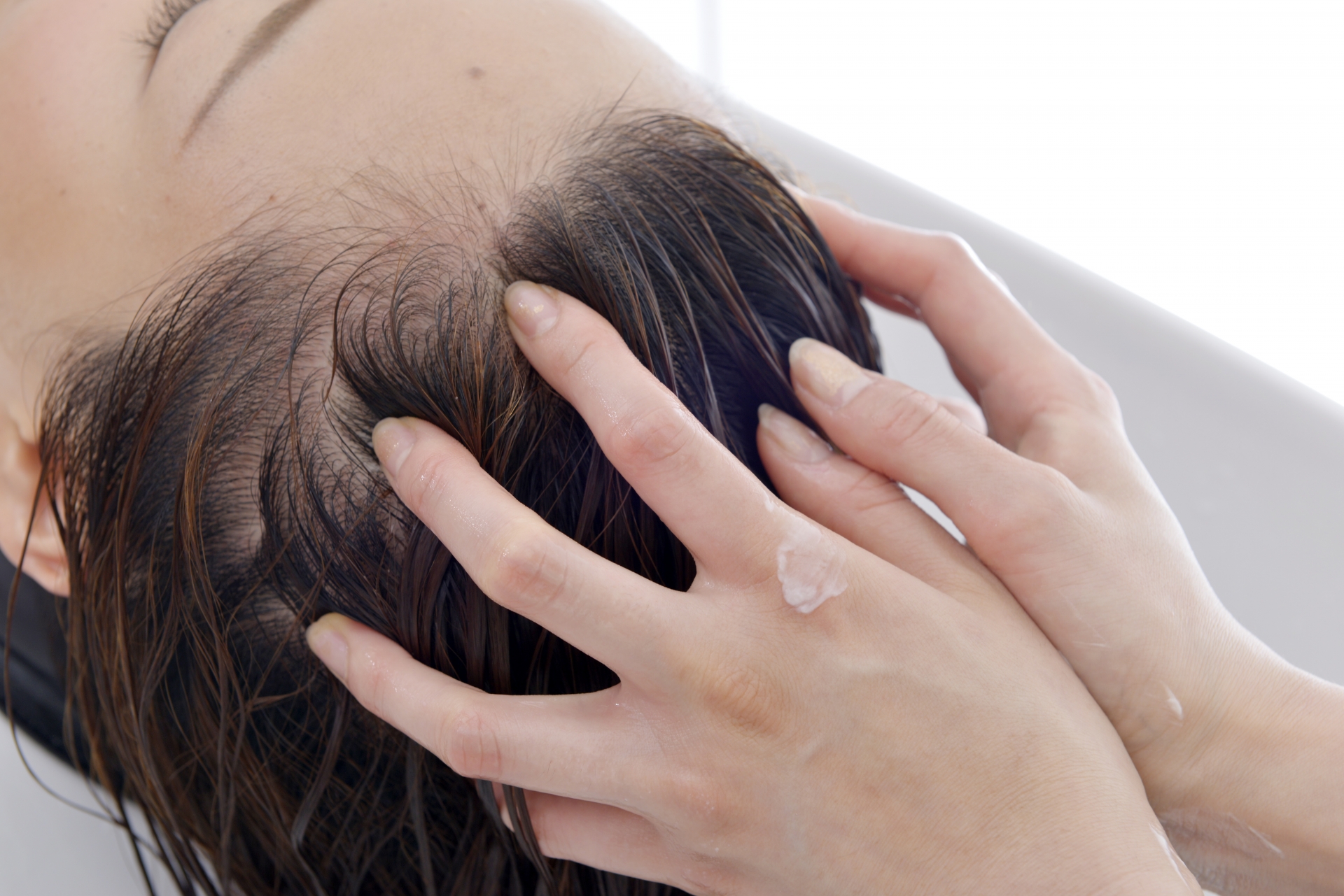 頭皮環境を健全に保つヘッドスパで、毛穴の落ちにくい汚れの除去